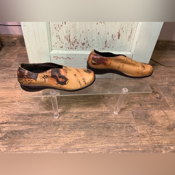 Women’s Aetrex tan leather clogs with a vintage boho vibe. Preloved - Picture 2 of 7